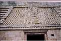 Les édifices d'Uxmal sont richement décorés. (1)
