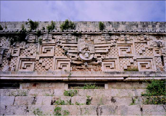 Les édifices d'Uxmal sont richement décorés. (2)