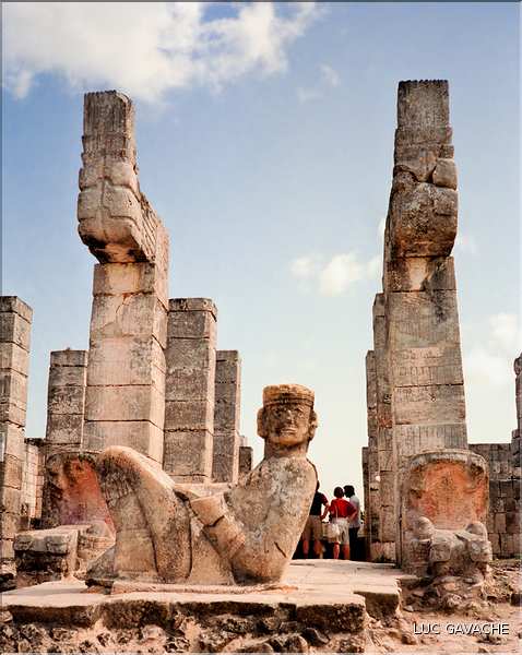 Le temple des guerriers est coiffé d'un Chaac Mool qui servait a receuillir le cur des sacrifiés. Chichén Itza Chichén Itza.