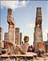 Le temple des guerriers est coiffé d'un Chaac Mool qui servait a receuillir le cœur des sacrifiés. Chichén Itza Chichén Itza.