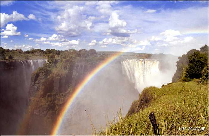 Sur le Zambèze, les chutes Victoria, hautes de 128 mètres et large de 1.700 mètres, sont des plus spectaculaires, Zimbabwe (3)