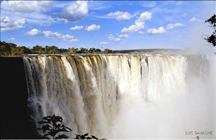 Sur le Zambèze, les chutes Victoria, hautes de 128 mètres et large de 1.700 mètres, sont des plus spectaculaires, Zimbabwe (4)