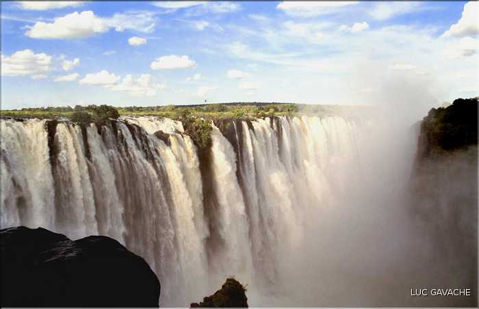 Sur le Zambèze, les chutes Victoria, hautes de 128 mètres et large de 1.700 mètres, sont des plus spectaculaires, Zimbabwe (6)