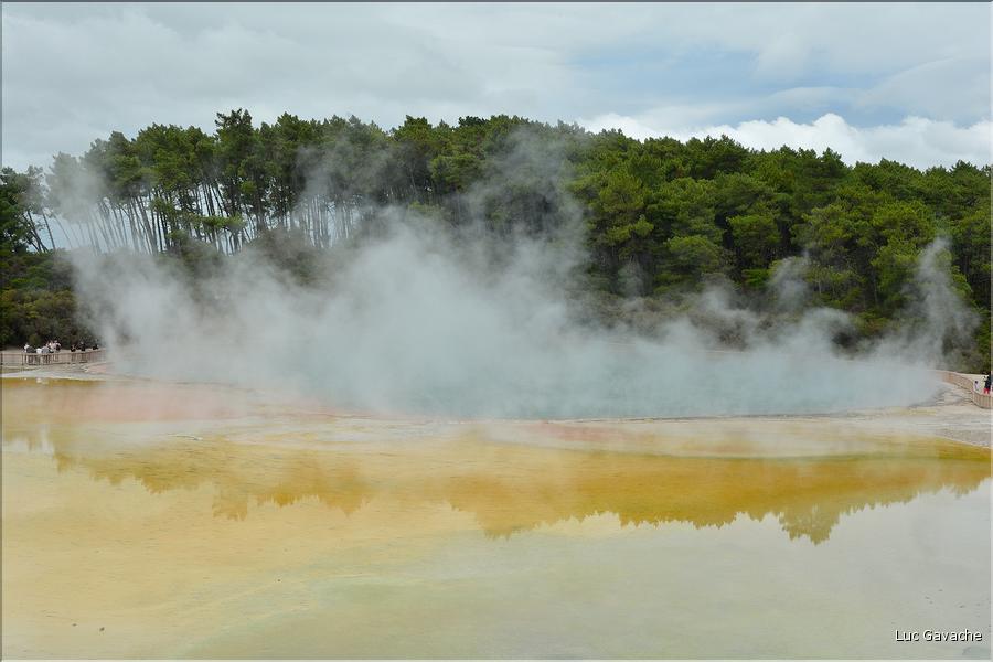 Wai-O-Tapu dans la zone volcanique de Rotorua. Ici Champagne pool. (2)
