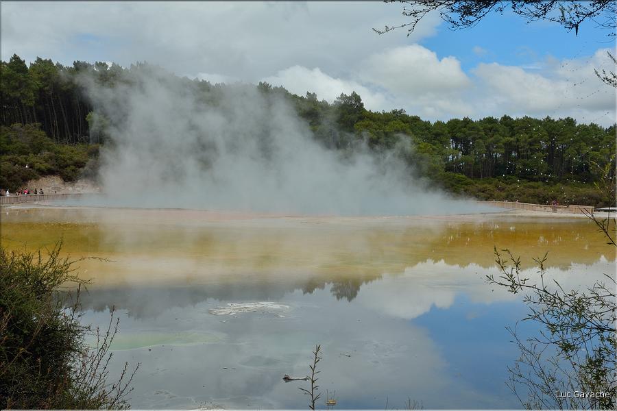 Wai-O-Tapu dans la zone volcanique de Rotorua. Ici Champagne pool. (3)