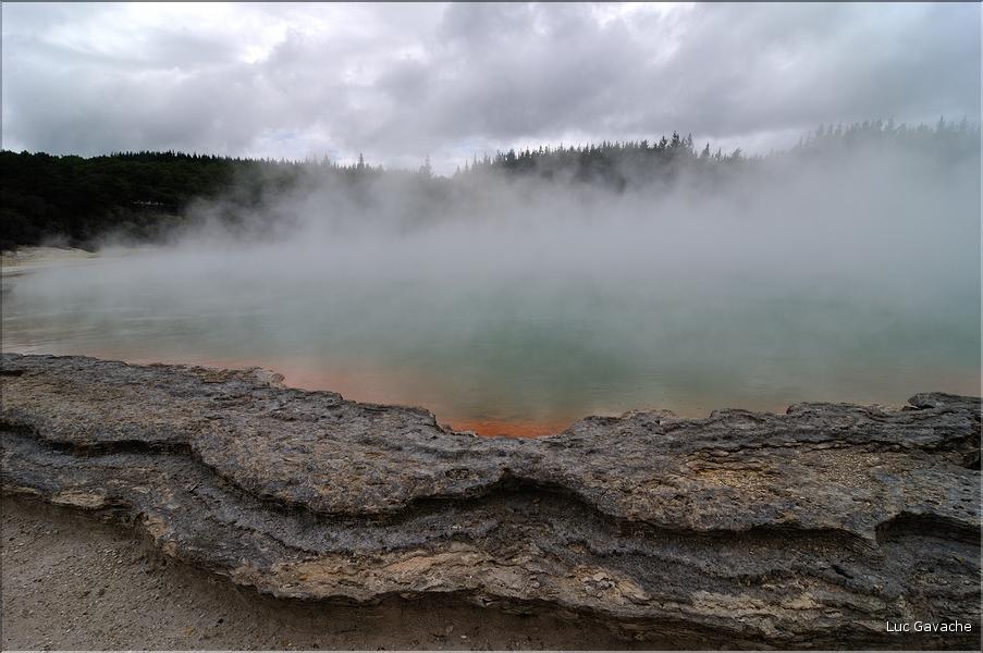 A Champagne pool l'eau jaillit à une température de 74 c., alors que la couleur orange est due à la présence d'antimoine (1)