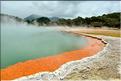 A Champagne pool l'eau jaillit à une température de 74 c., alors que la couleur orange est due à la présence d'antimoine (2)