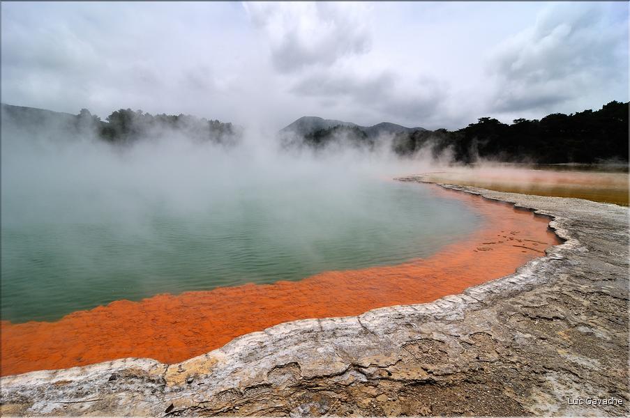 A Champagne pool l'eau jaillit à une température de 74 c., alors que la couleur orange est due à la présence d'antimoine (3)