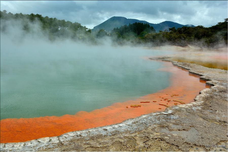 A Champagne pool l'eau jaillit à une température de 74 c., alors que la couleur orange est due à la présence d'antimoine (4)