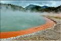 A Champagne pool l'eau jaillit à une température de 74 c., alors que la couleur orange est due à la présence d'antimoine (4)
