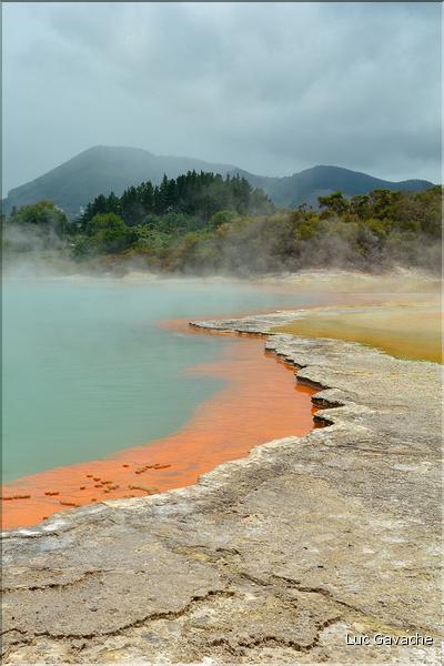 A Champagne pool l'eau jaillit à une température de 74 c., alors que la couleur orange est due à la présence d'antimoine (6)