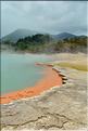 A Champagne pool l'eau jaillit à une température de 74 c., alors que la couleur orange est due à la présence d'antimoine (6)