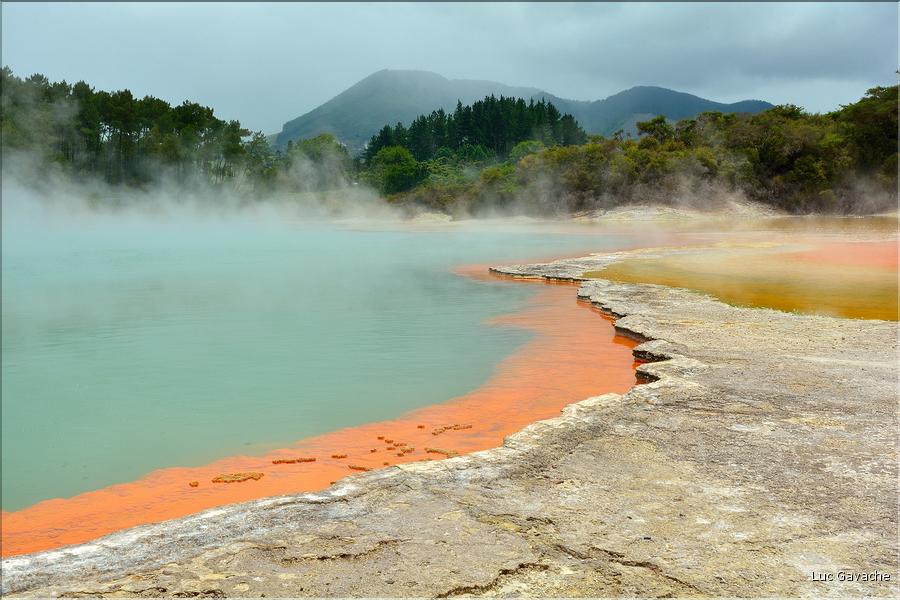 A Champagne pool l'eau jaillit à une température de 74 c., alors que la couleur orange est due à la présence d'antimoine (7)