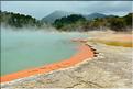 A Champagne pool l'eau jaillit à une température de 74 c., alors que la couleur orange est due à la présence d'antimoine (7)
