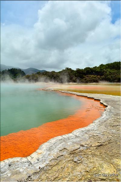A Champagne pool l'eau jaillit à une température de 74 c., alors que la couleur orange est due à la présence d'antimoine (8)