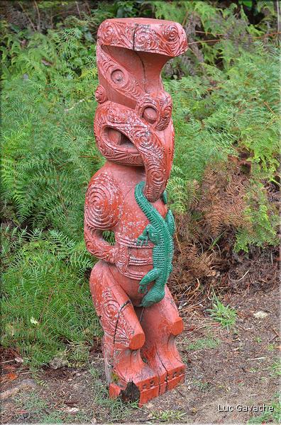 Le site de Te Puia abrite également de nombreux témoignages de la culture maorie. Ici des totems sculptés. (10)
