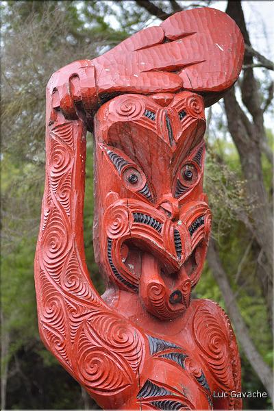 Le site de Te Puia abrite également de nombreux témoignages de la culture maorie. Ici des totems sculptés. (11)