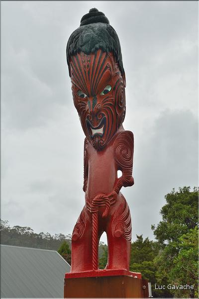 Le site de Te Puia abrite également de nombreux témoignages de la culture maorie. Ici des totems sculptés. (12)