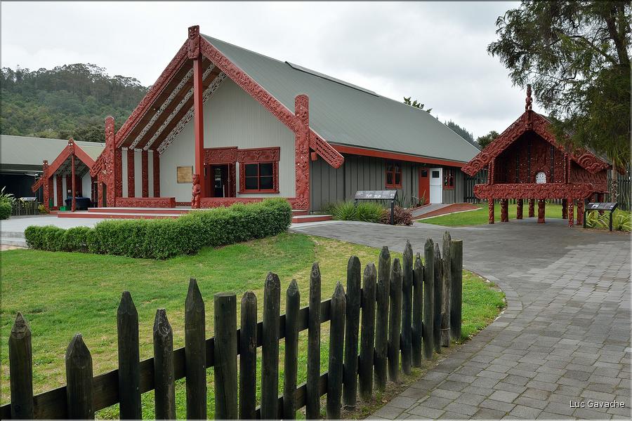 La Wharenui est la maison commune maori (Te Puia). (1)