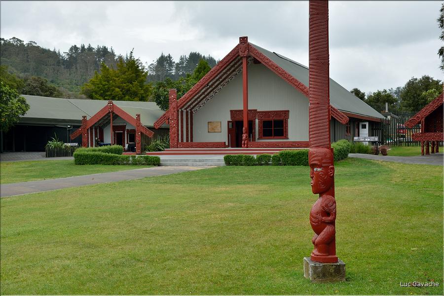 La Wharenui est la maison commune maori (Te Puia). (2)