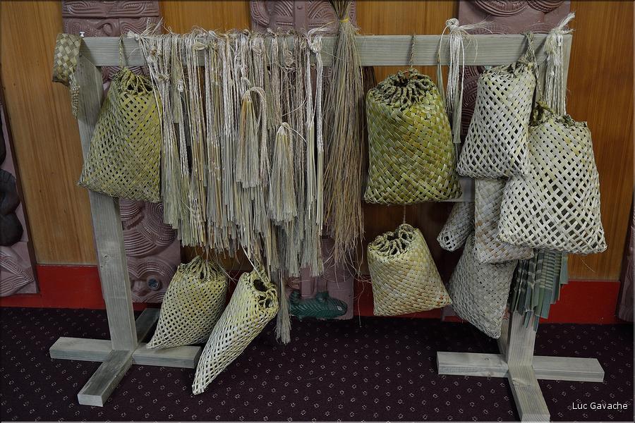 Vanneries et tissages traditionnels maoris. (2)