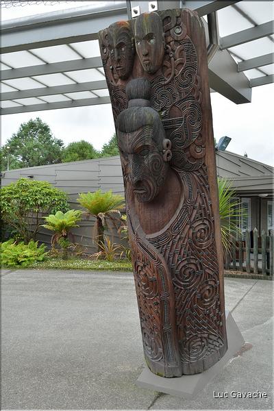 Totems maoris à Te Puia. (1)