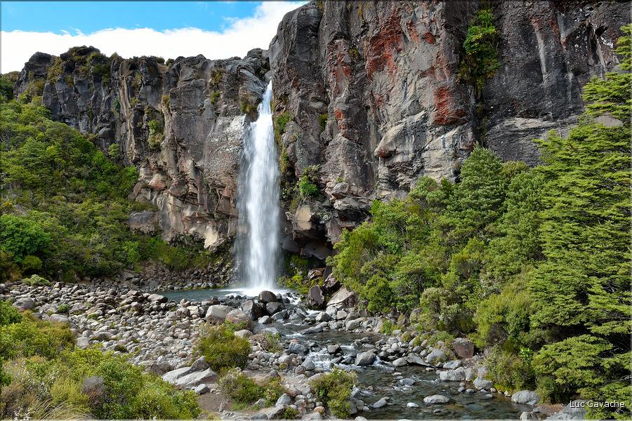 En chemin vers les Tama Lakes, situés au pied du Tongariro. Ici Taranaki falls. (1)