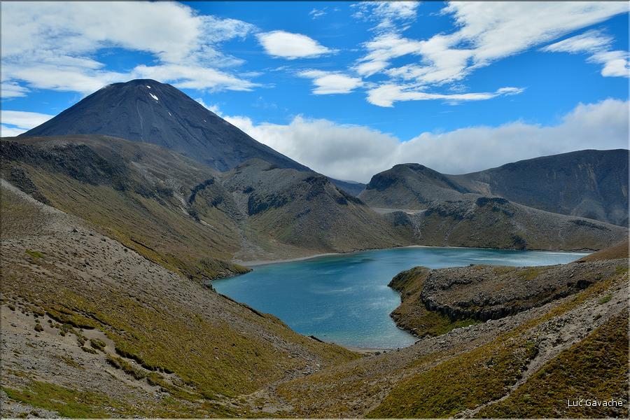 Le Upper Tama Lake et le volcan Tongariro. (2)