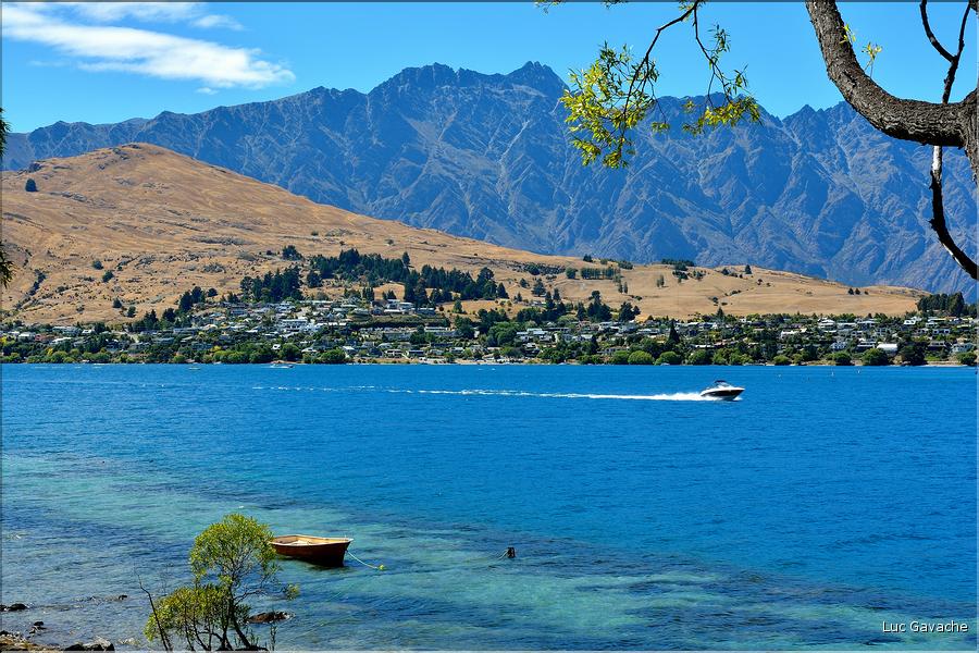 Les rives du lac Wakatipua au cur de la ville de Queenstown. (2)