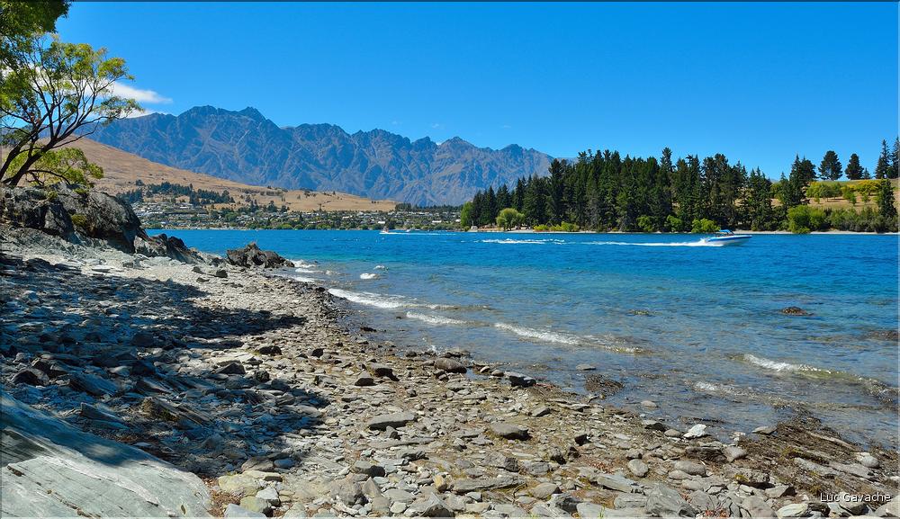 Les rives du lac Wakatipua au cur de la ville de Queenstown. (3)