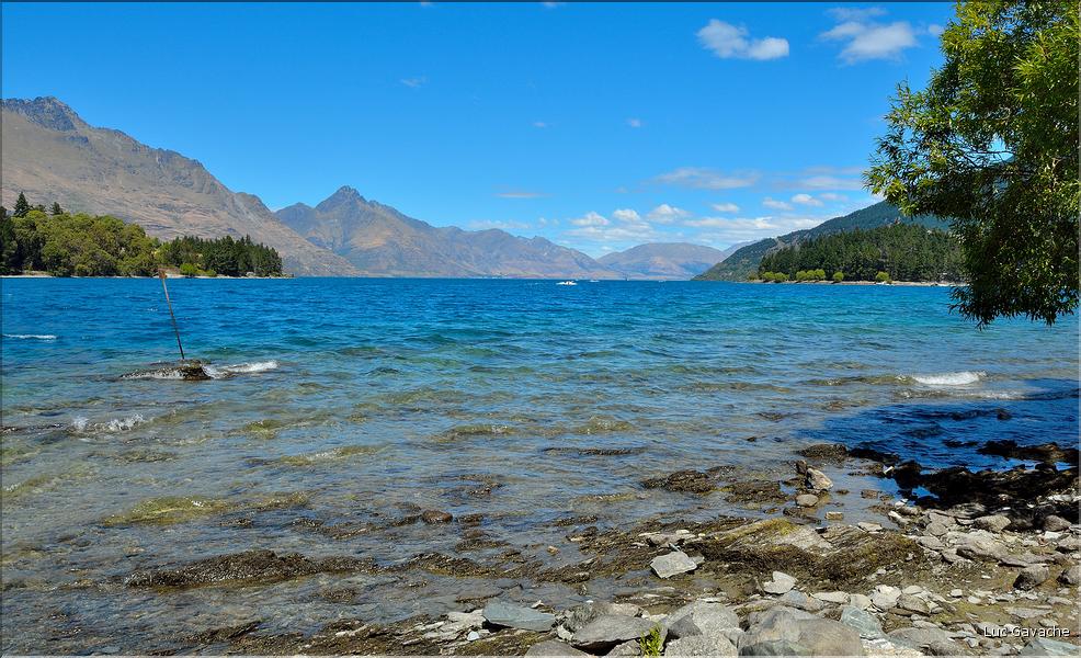 Les rives du lac Wakatipua au cur de la ville de Queenstown. (4)