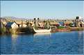 48 Sur le lac Titicaca,  au milieu des roseaux, se trouvent les îles flottantes des Indiens Uros  (9)