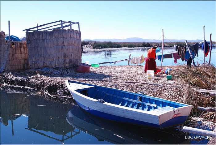 52 Le bateau reste le seul moyen de déplacement dans ce milieu totalement aquatique (1)