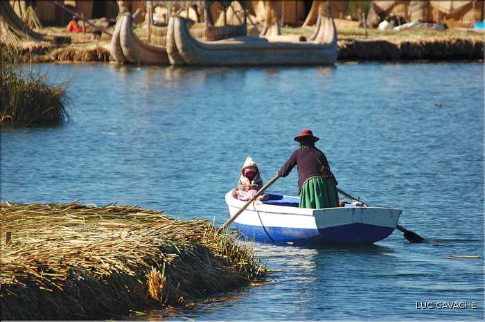 52 Le bateau reste le seul moyen de déplacement dans ce milieu totalement aquatique (8)