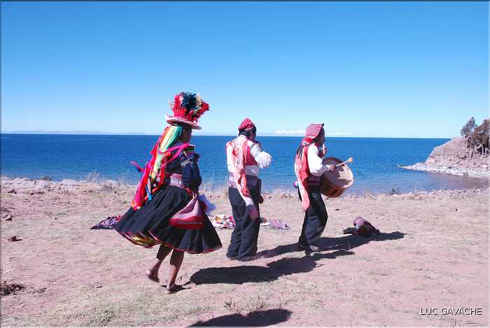 57 Des habitants de l'île de Taquilé en costume traditionnel (4)