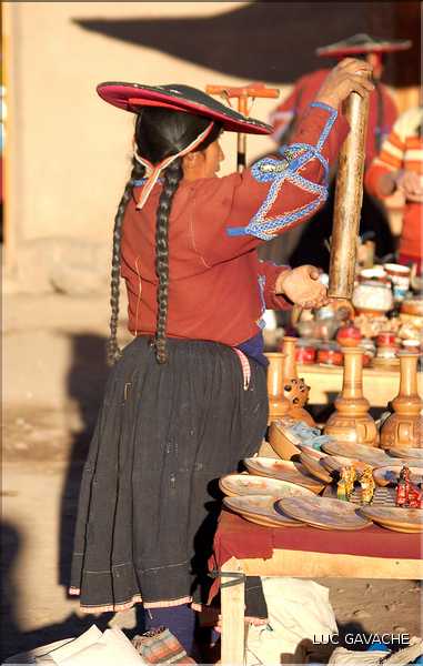 73 Tenue traditionnel des femmes du Village de Raqchi, au Sud Est de Cuzco (5)
