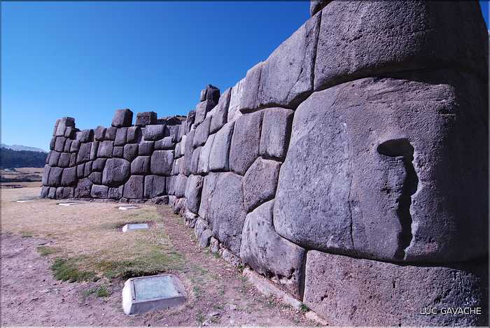75 Le site Inca de  Saqsayhuaman, posséde des restes de murs avec des pierres finements ajustées (2)