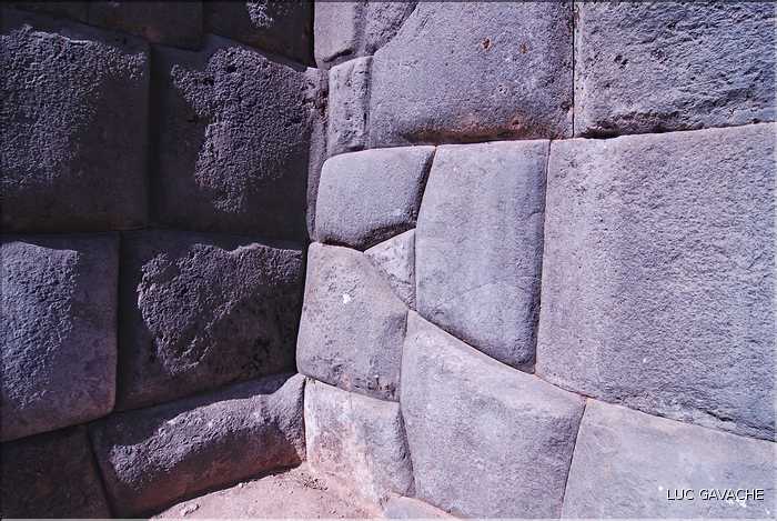75 Le site Inca de  Saqsayhuaman, posséde des restes de murs avec des pierres finements ajustées (5)