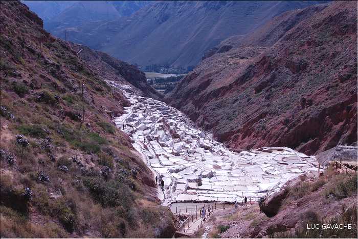 92 Les Salines de Maras, qui étaient exploitées avant même l'arrivé des Inca, compte près de 4.000 bassins (16)