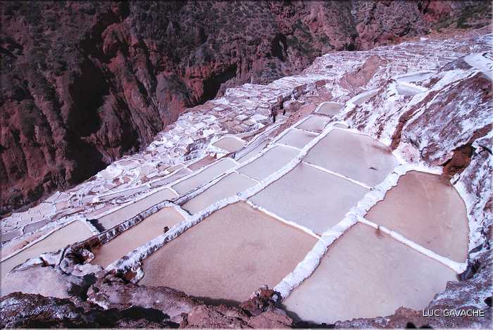 92 Les Salines de Maras, qui étaient exploitées avant même l'arrivé des Inca, compte près de 4.000 bassins (33)