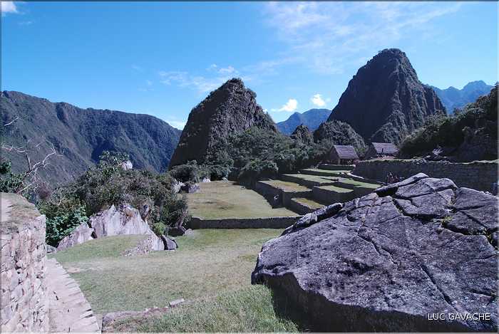 105 Vue du site à partir de l'Intiwatan, ou calendrier solaire, Machu Picchu (1)