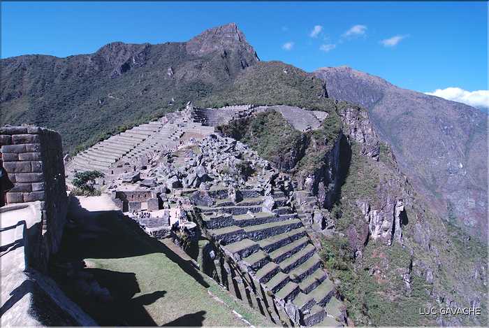 105 Vue du site à partir de l'Intiwatan, ou calendrier solaire, Machu Picchu (8)