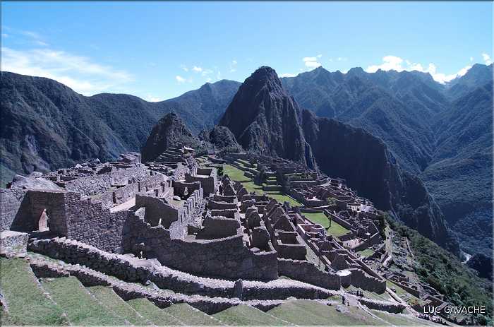 109 Au premier plan, mur d'enceinte de la citadelle du Machu Picchu (1)