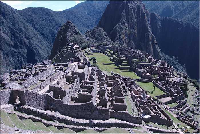 109 Au premier plan, mur d'enceinte de la citadelle du Machu Picchu (3)