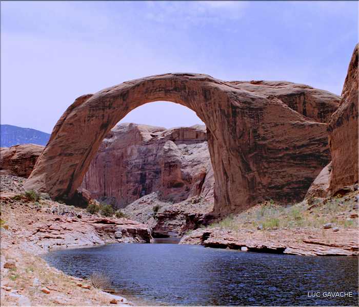 Non loing du Lake Powell se trouve le Rainbow Bridge, Utah