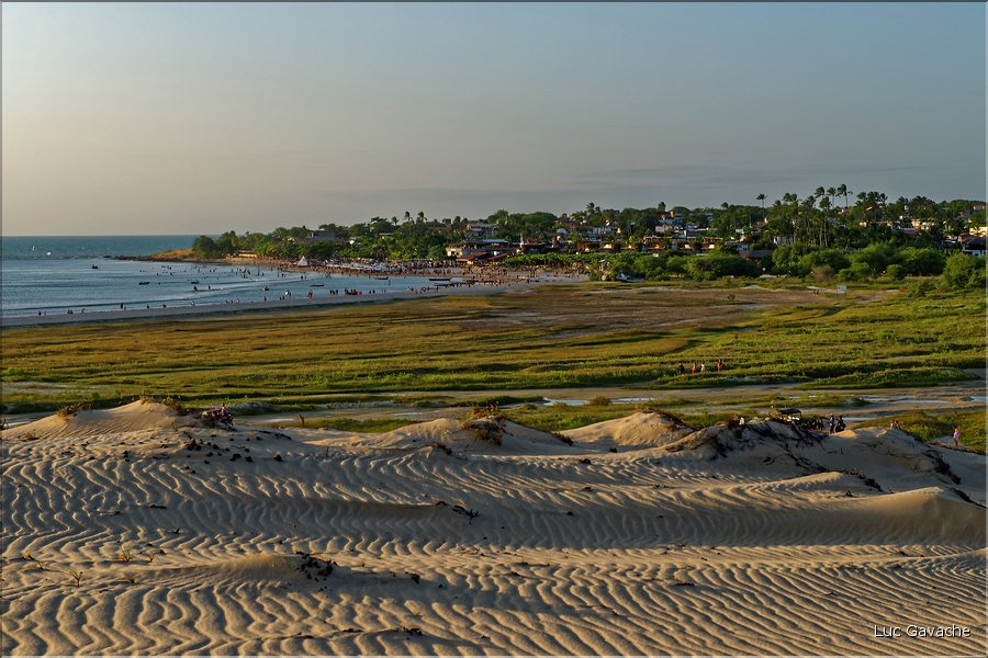 Jericoacoara est un village de pêcheurs qui n'est toujours pas relié au réseau routier, même si le tourisme c'est considérablement dévelopé ces dernières années. (1)