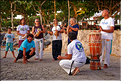 Après le couché du soleil se sont aux adeptes de la la capoeira d'entrer en scène. (1)