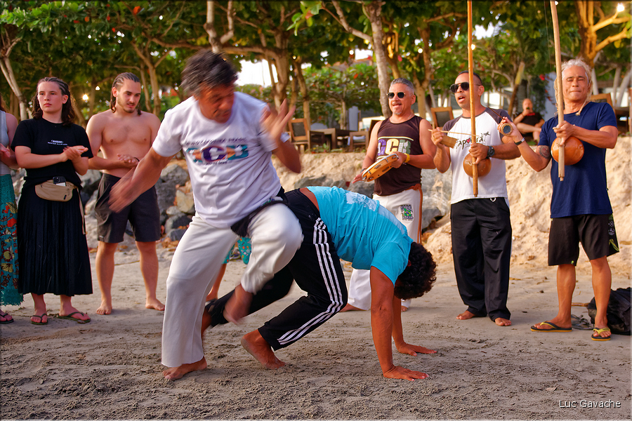 Après le couché du soleil se sont aux adeptes de la la capoeira d'entrer en scène. (3)