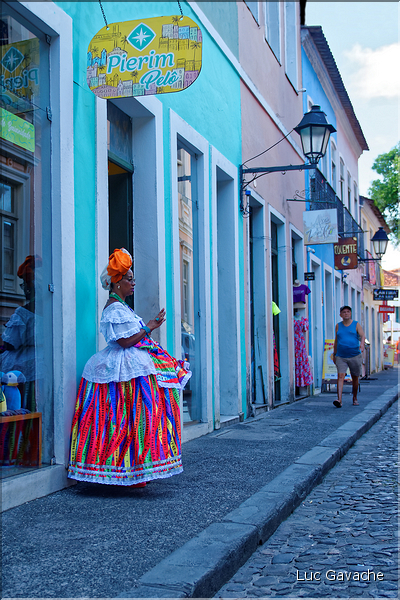 Dans les rues du centre historique de Pelourinho. (33) Bahia est la plus afriquaine des villes du Brésil puisque c'est ici qu'arrivaient les esclaves. 