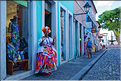 Dans les rues du centre historique de Pelourinho. (34) Bahia est la plus afriquaine des villes du Brésil puisque c'est ici qu'arrivaient les esclaves. 
